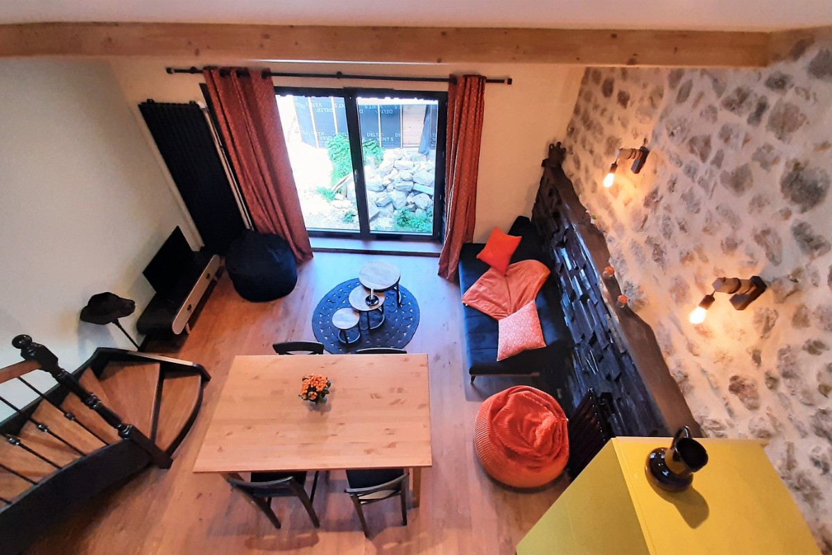 Appartement Armoise au 1er étage de la maison, appartement entièrement meublé, sanitaires privatifs, mezzanine avec 4 couchages.