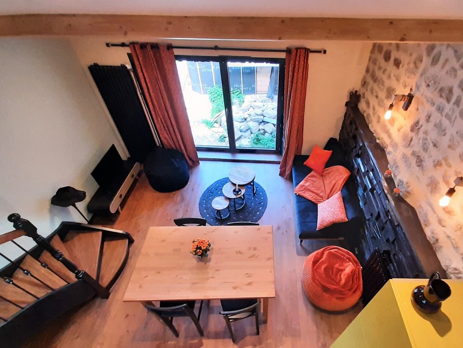 Appartement Armoise au 1er étage de la maison, appartement entièrement meublé, sanitaires privatifs, mezzanine avec 4 couchages.
