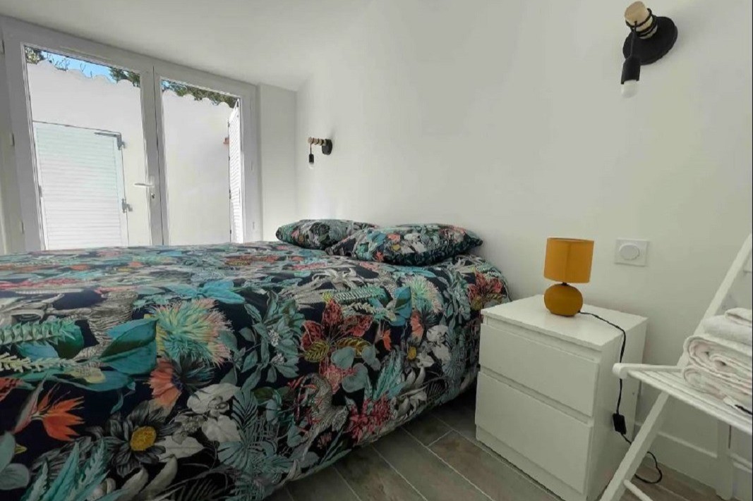 Chambre 1 avec un lit en 140