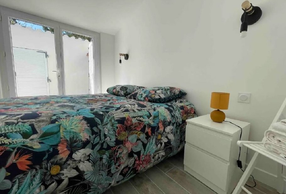 Chambre 1 avec un lit en 140