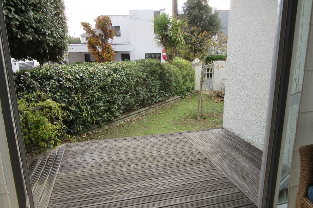Terrasse avec vue sur jardinet
