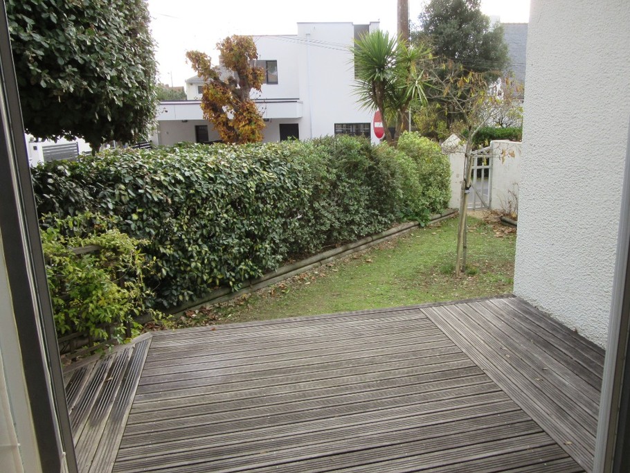 Terrasse avec vue sur jardinet