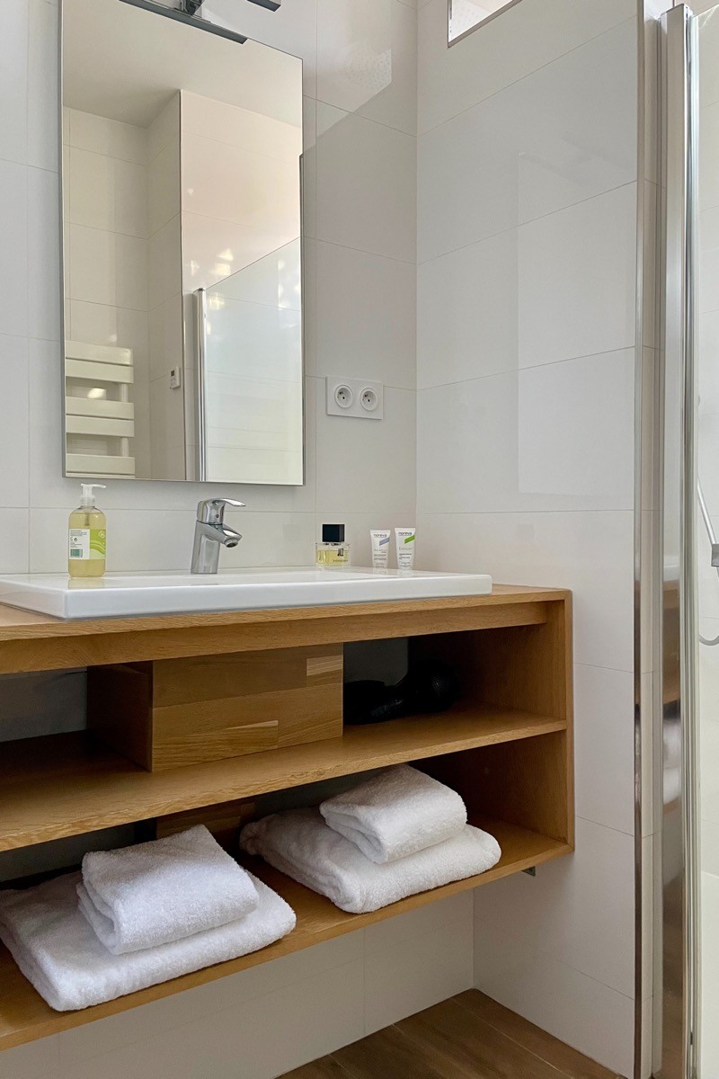 Salle d'eau impasse avec douche spacieuse