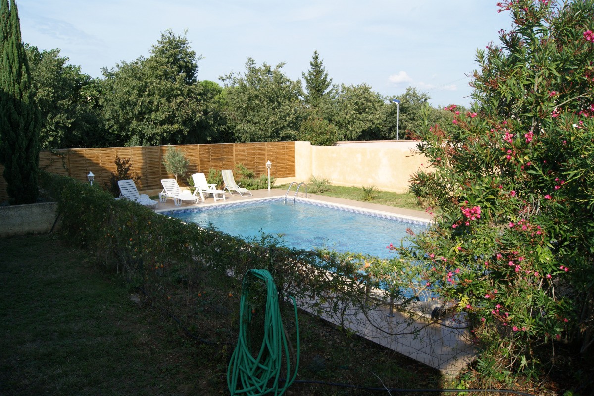 La plage tout autour de la piscine chauffée fait 100 m2