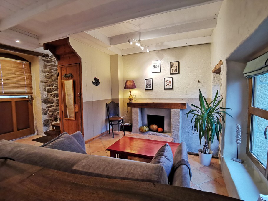 Living room (decorative fireplace)