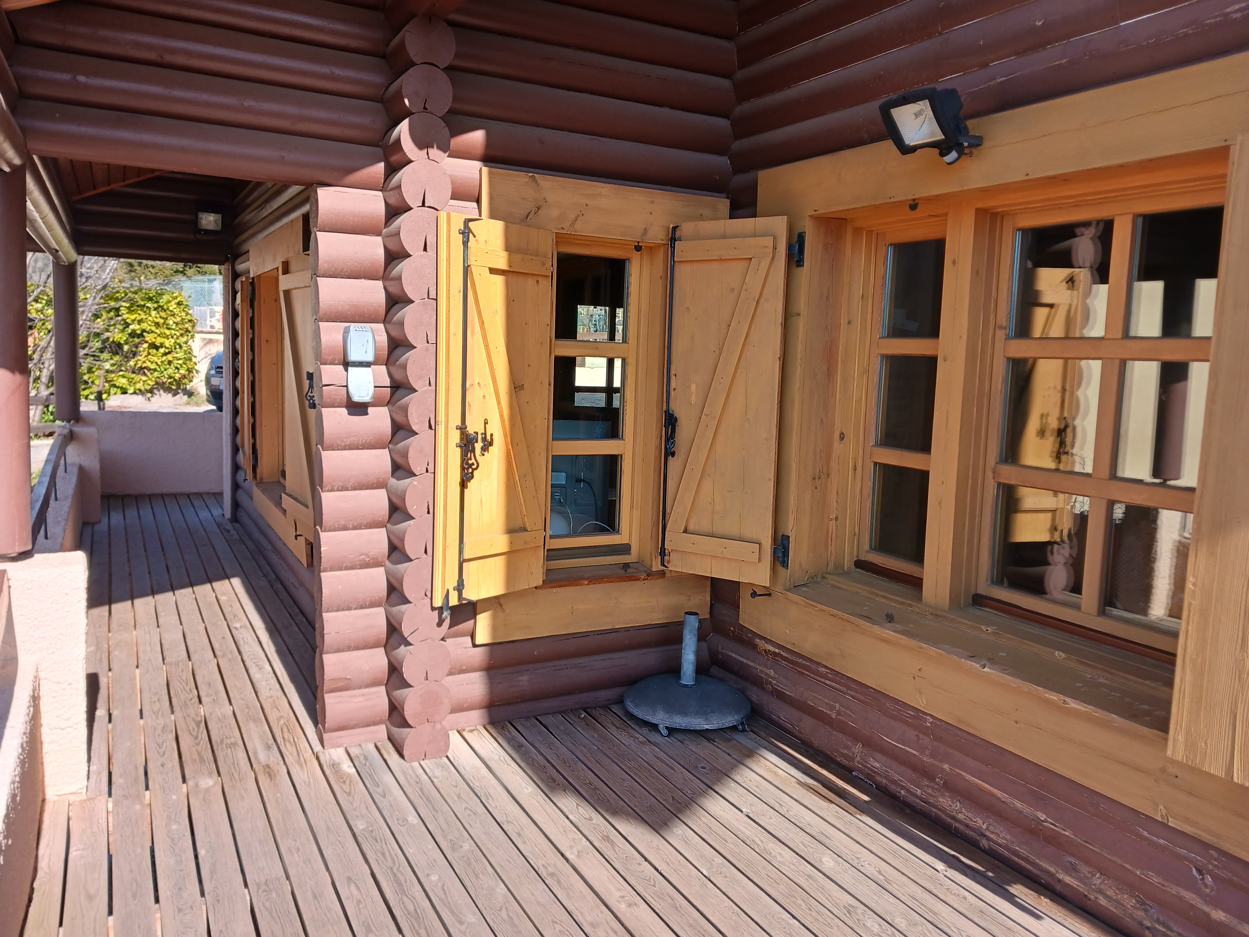Le salon de jardin pour se prélasser sur le balcon est dans le garage
