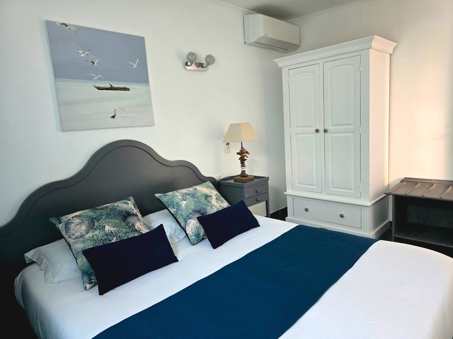 Chambre elegante avec décoration soignée.