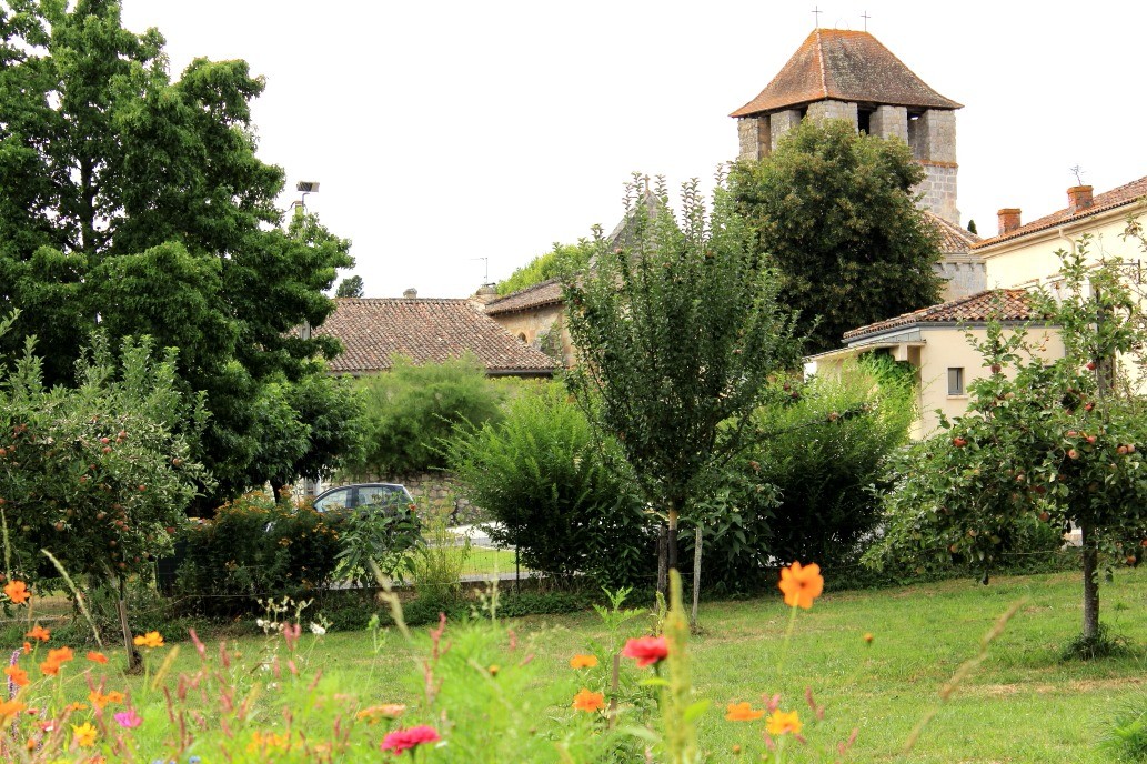 Vue de notre jardin sur l'église de St Michel de Montaigne