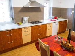 Une cuisine toute équipée.
