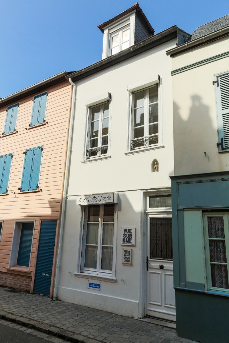 Entrée par la rue de la Ferté (rue commerçante)