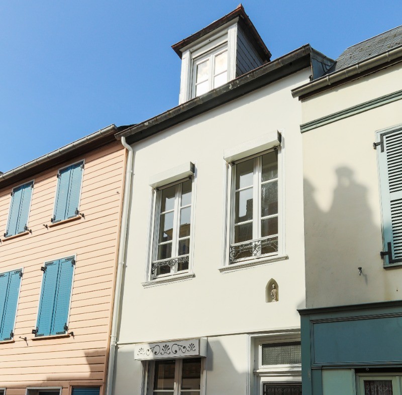 Entrée par la rue de la Ferté (rue commerçante)