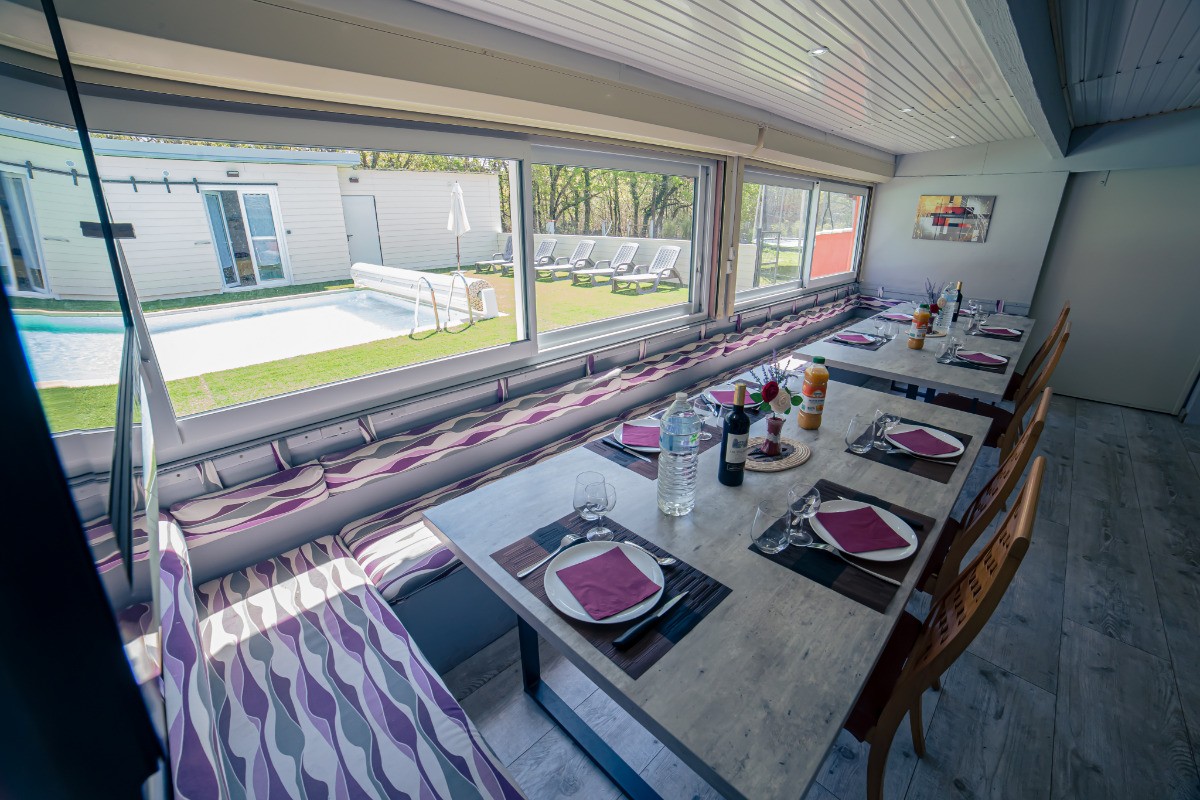 pool house avec vue piscine pour réunion ou repas