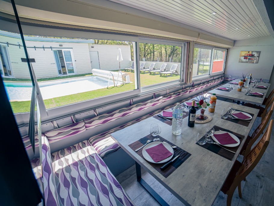 pool house avec vue piscine pour réunion ou repas