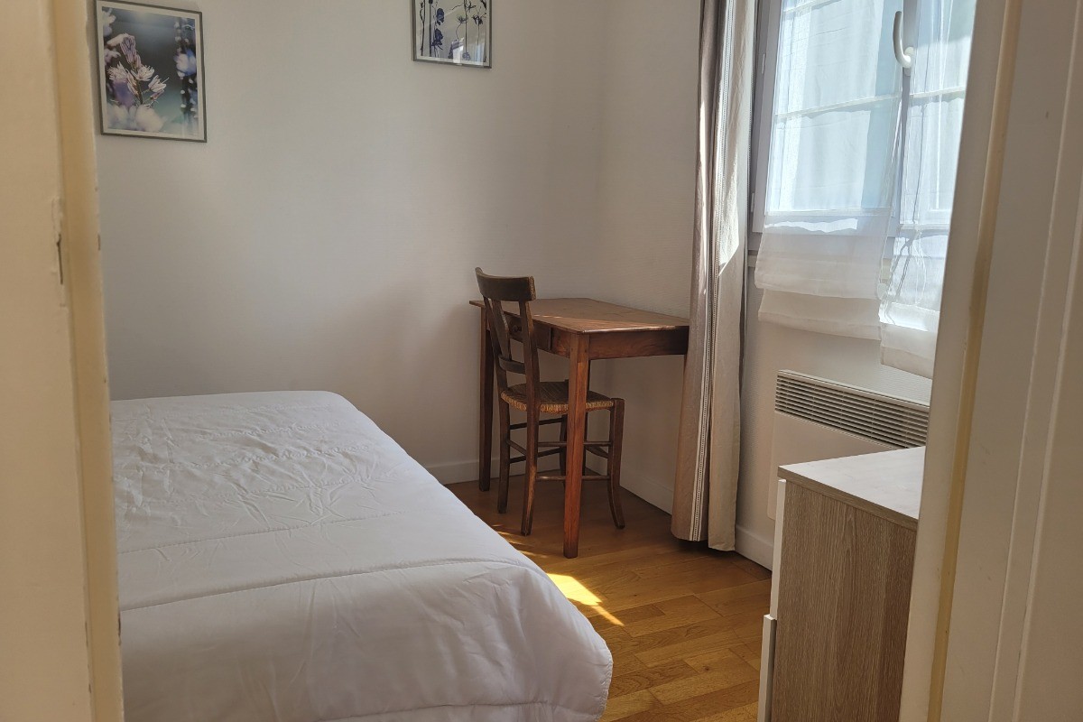 GUEDON, location, Clévacances, Binic, vue extérieure, première chambre avec espace bureau et commode