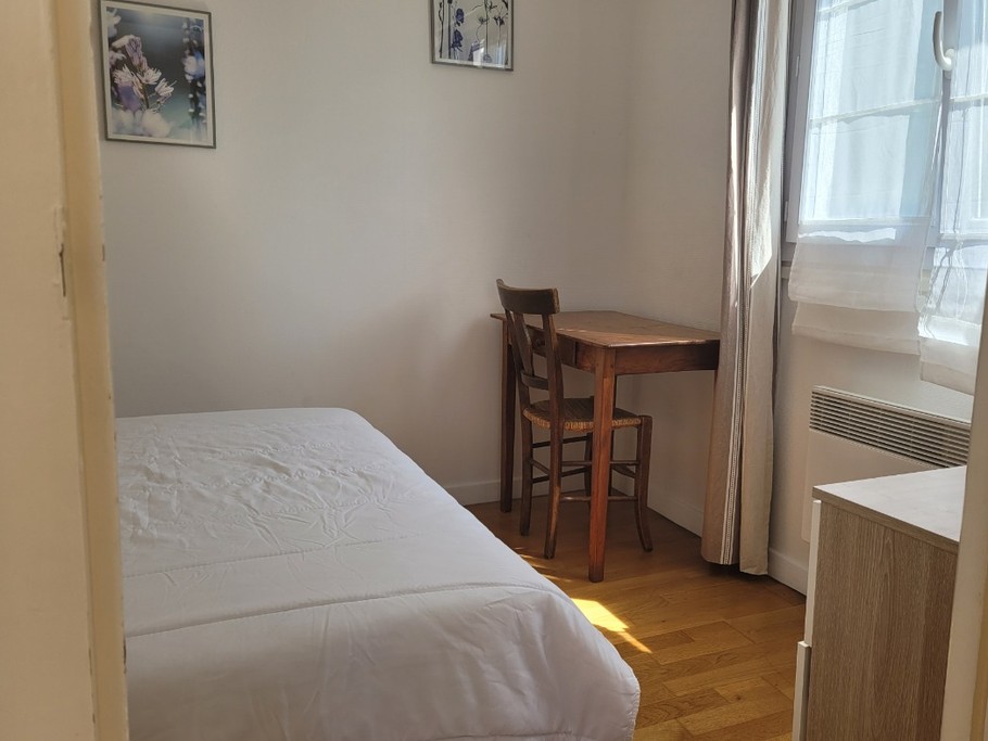 GUEDON, location, Clévacances, Binic, vue extérieure, première chambre avec espace bureau et commode