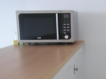 le coin cuisine avec ses équipements