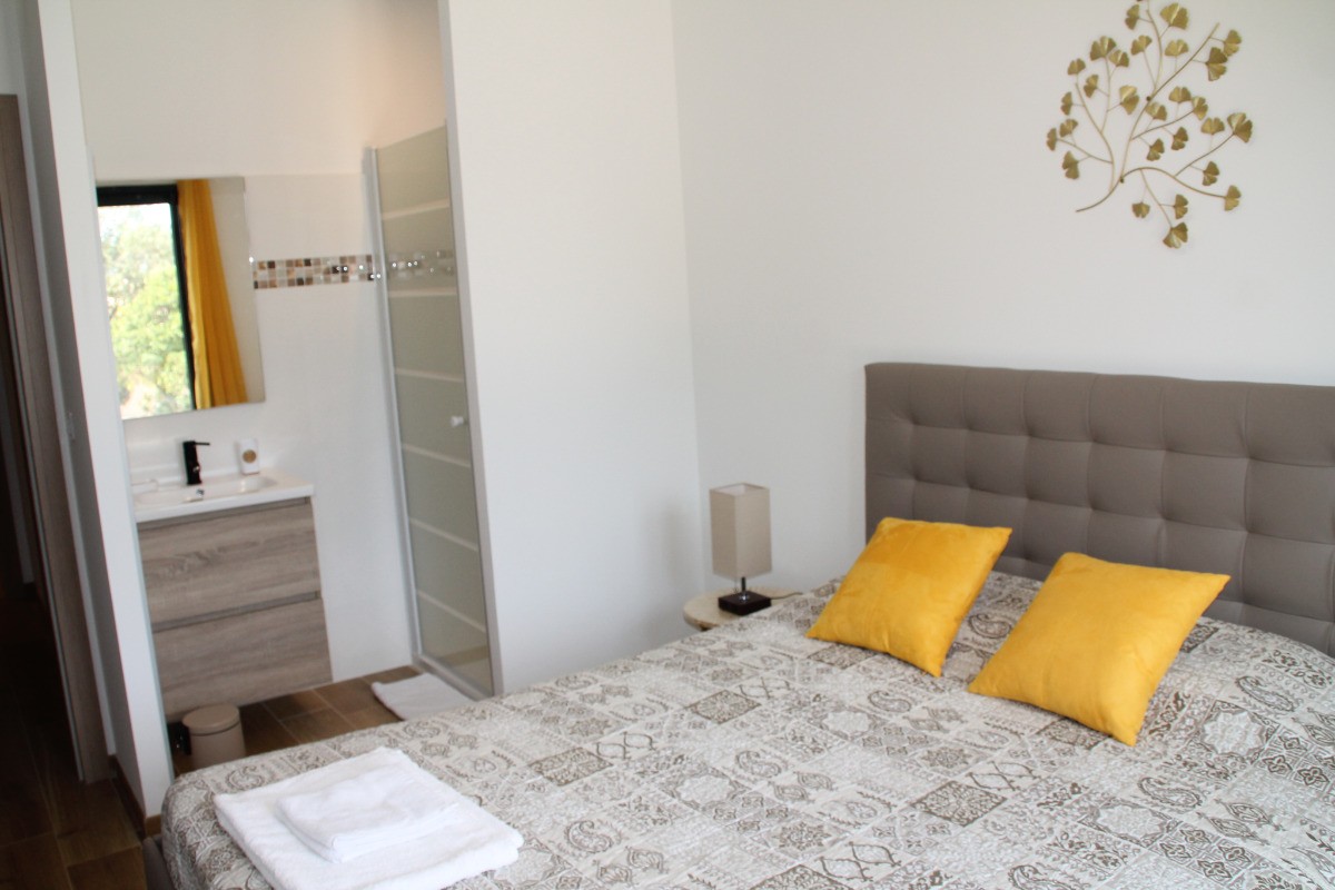 La chambre avec salle d'eau