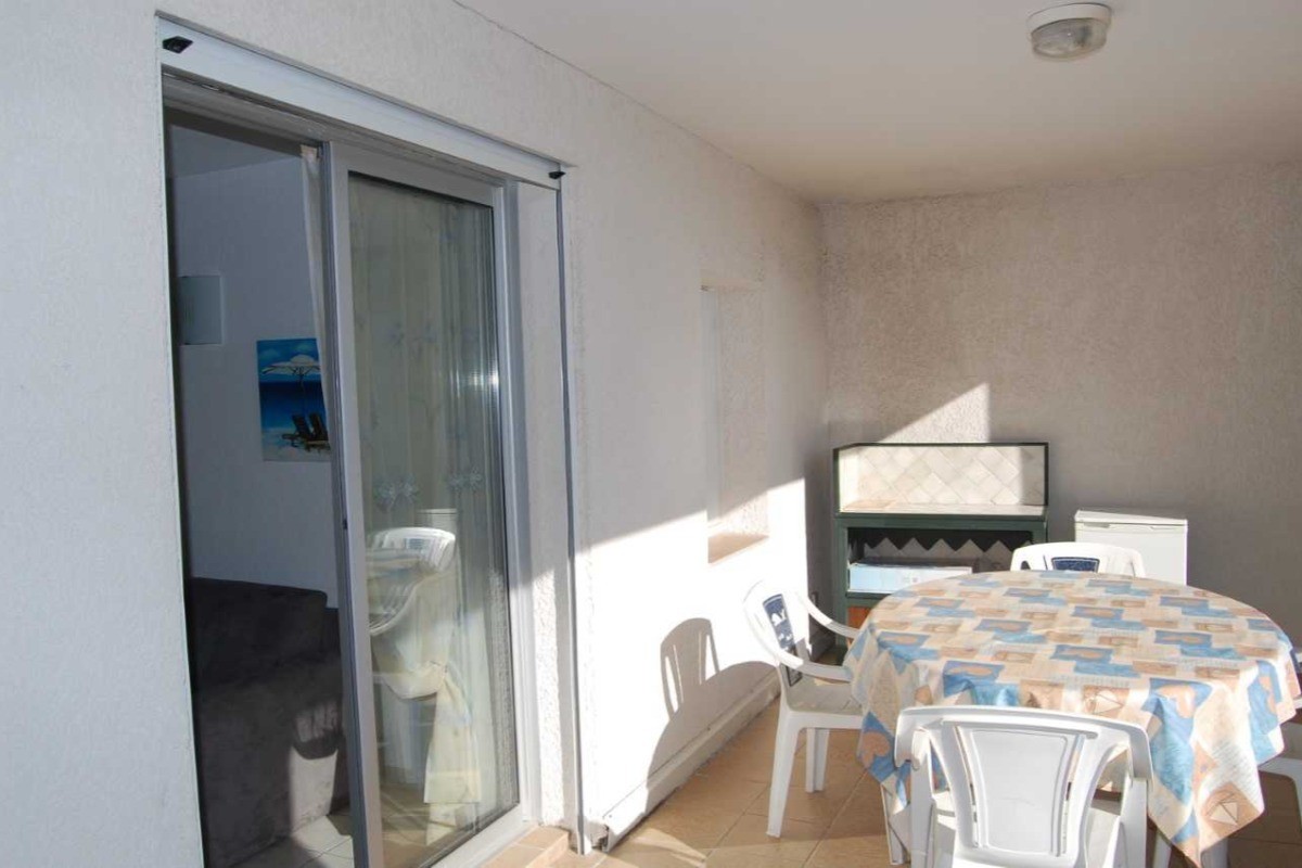 Grande terrasse avec vue sur la piscine