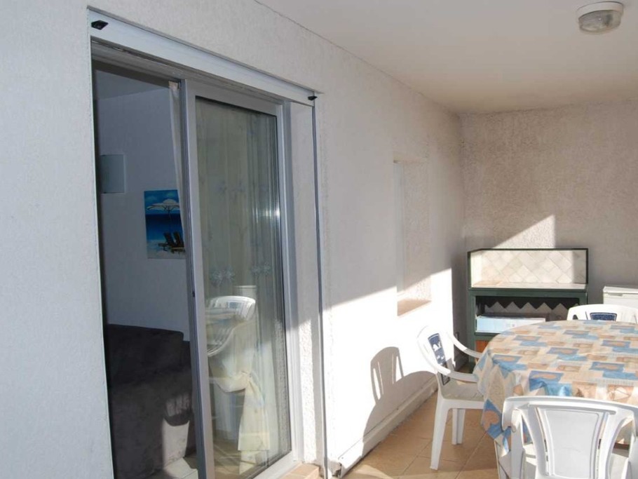 Grande terrasse avec vue sur la piscine