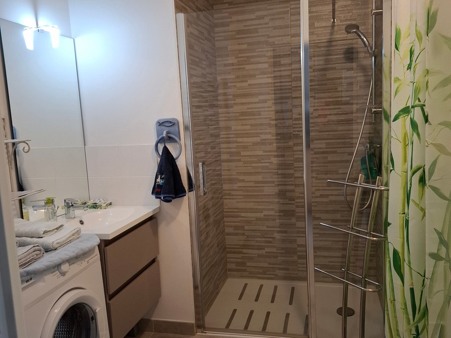 Salle d'eau et machine à laver privative
