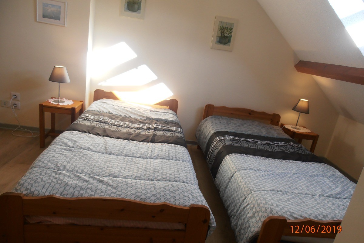 chambre 2 : 2 lits de 90 (matelas d'adulte)