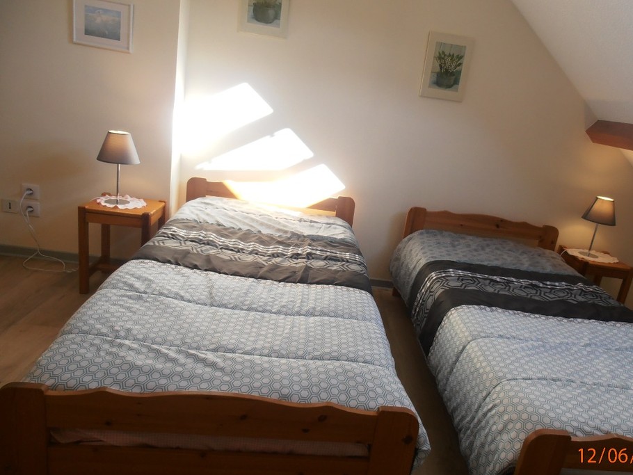 chambre 2 : 2 lits de 90 (matelas d'adulte)