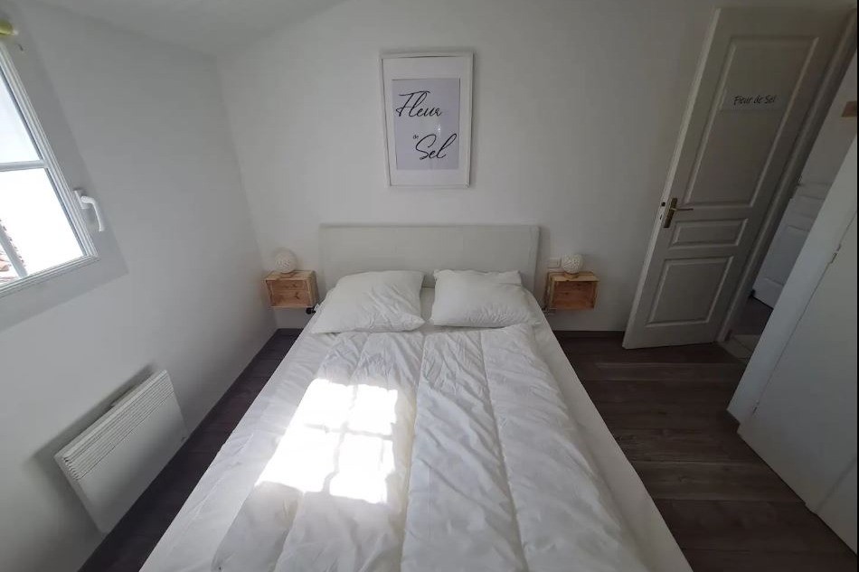Une 2ème chambre avec un lit en 140 à l'étage
