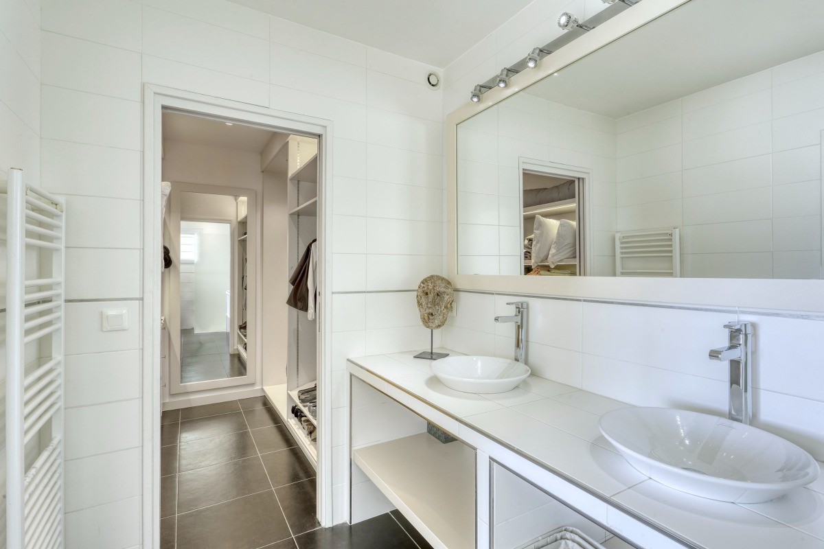 Salle de bain avec 2 vasques et grand dressing