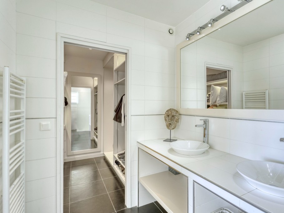 Salle de bain avec 2 vasques et grand dressing