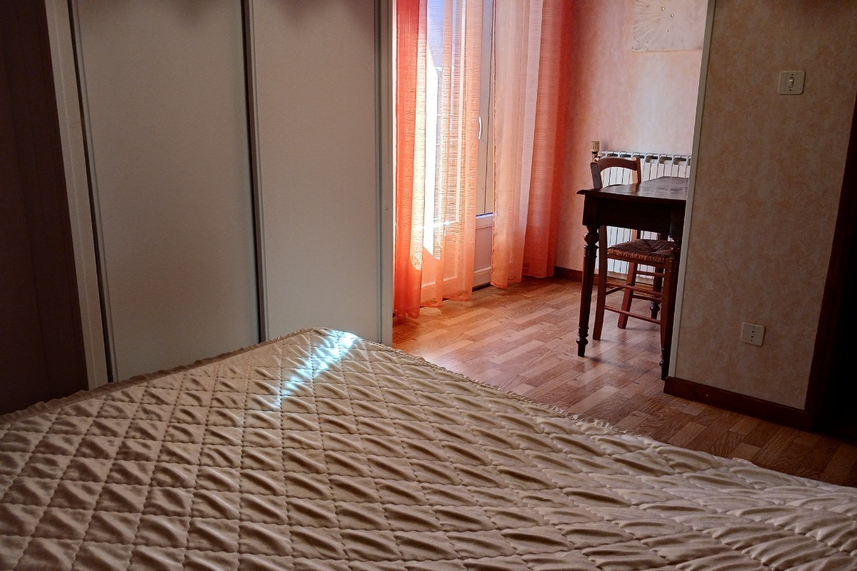 2ème chambre lit pour 2 personnes qui s'ouvre sur balcon, espace bureau et placard de rangement