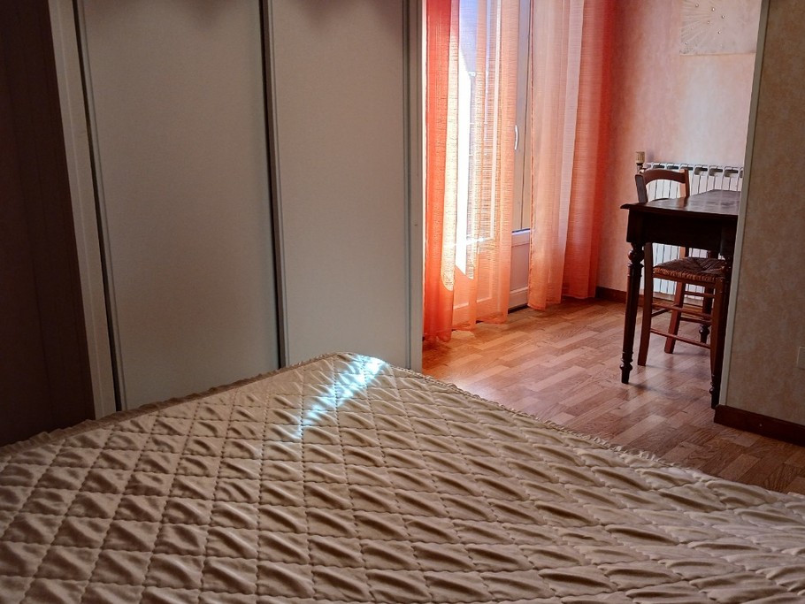 2ème chambre lit pour 2 personnes qui s'ouvre sur balcon, espace bureau et placard de rangement