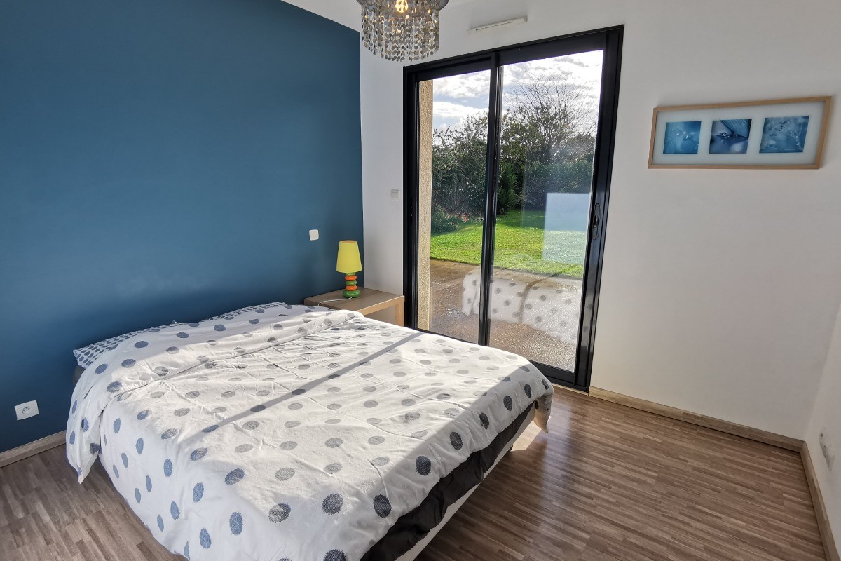 Chambre avec lit 140 et accès terrasse