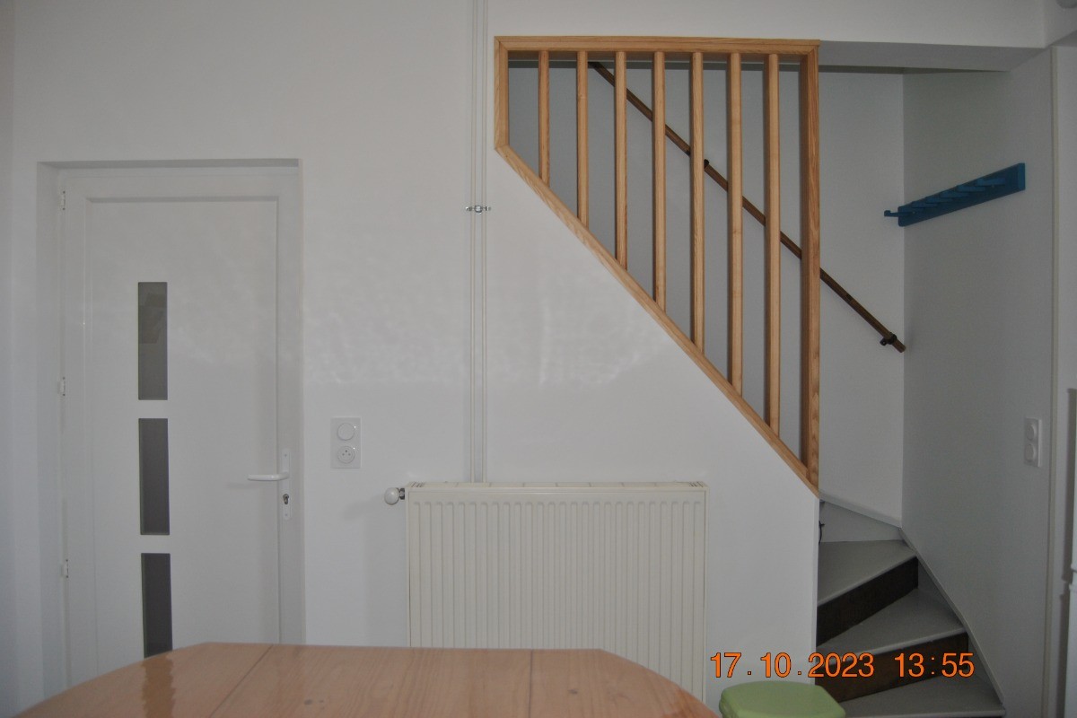 Porte d'accès du couloir en R.D.C à l’appartement. L' escalier desservant les chambres à l'étage avec détecteur de fumée au plafond du palier pour votre sécurité (Appartement L'entre 2 Caps).