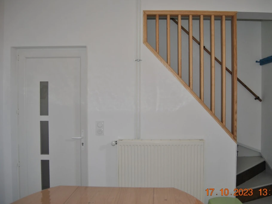 Porte d'accès du couloir en R.D.C à l’appartement. L' escalier desservant les chambres à l'étage avec détecteur de fumée au plafond du palier pour votre sécurité (Appartement L'entre 2 Caps).
