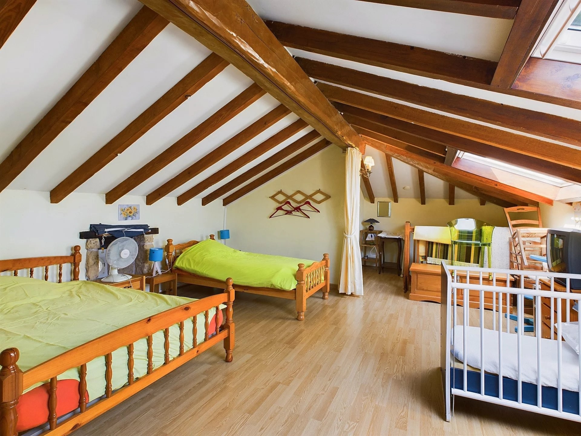 mezzanine: trois couchages pour adolescents ou enfants et un lit bb