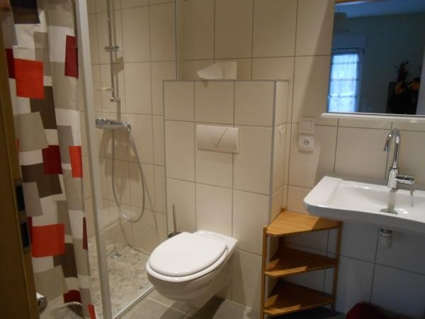 chacune des deux chambres a une salle de bain