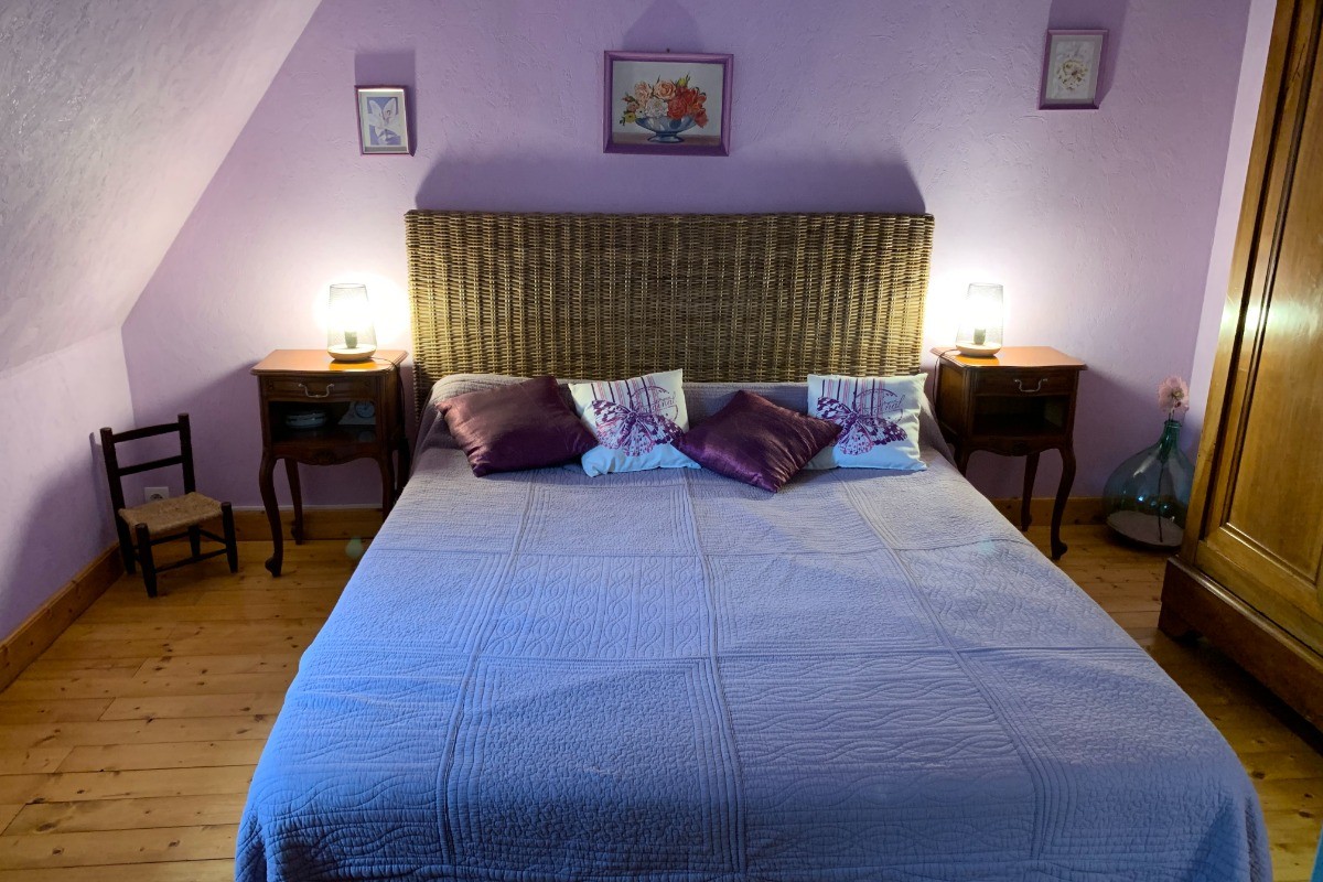 Chambre 1 - Lit grande dimension de 160x200 cm pour 2 personnes avec armoire penderie.