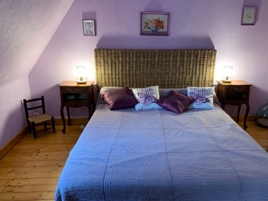 Chambre 1 - Lit grande dimension de 160x200 cm pour 2 personnes avec armoire penderie.