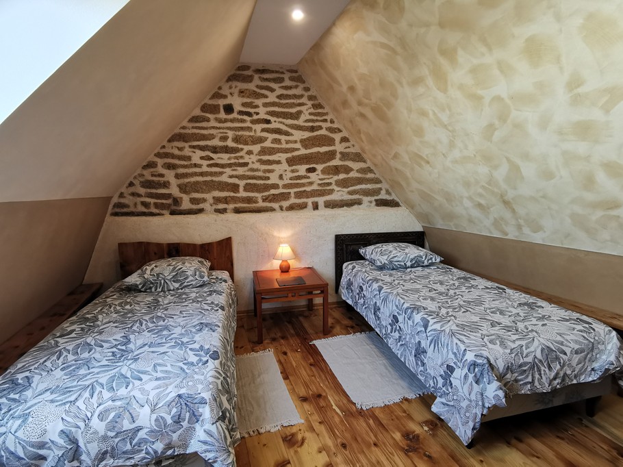 Une chambre avec 2 lits de 90