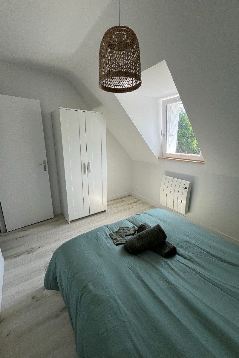 A l'étage, chambre 2 pour 2 personnes (lit 140 x 190 cm) avec rangements.