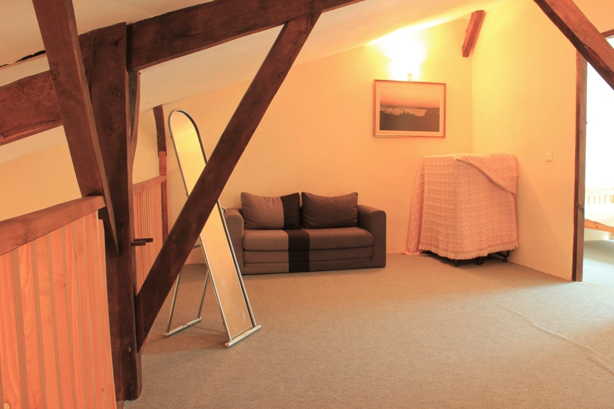 Une spacieuse mezzanine donnant sur le salon