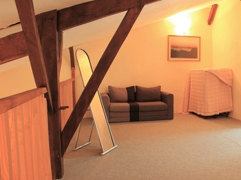 Une spacieuse mezzanine donnant sur le salon