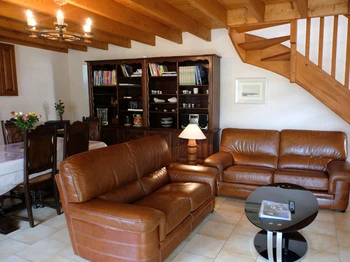 Le coin salon et la bibliothèque.