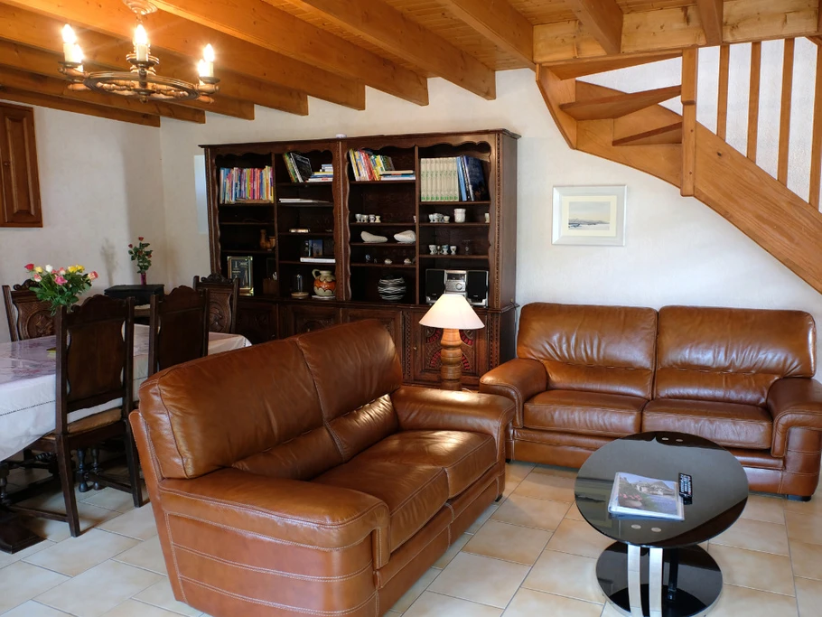 Le coin salon et la bibliothèque.