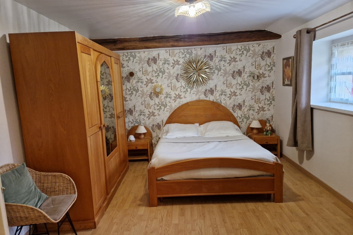 Chambre rétro avec un lit en 140
