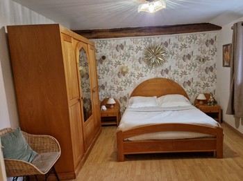 Chambre rétro avec un lit en 140