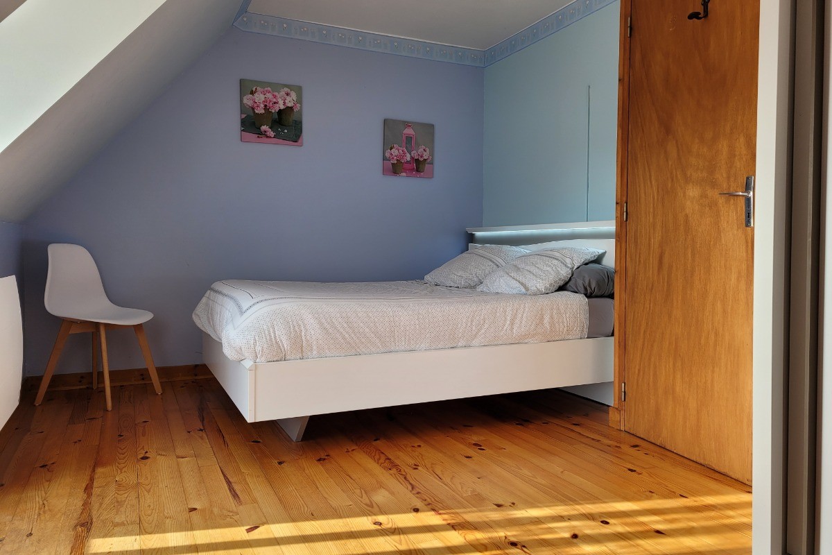 Le Coz, location, Pointe de la Tour, Plouha, Clévacances, l'une des deux chambres de l'étage avec lit double