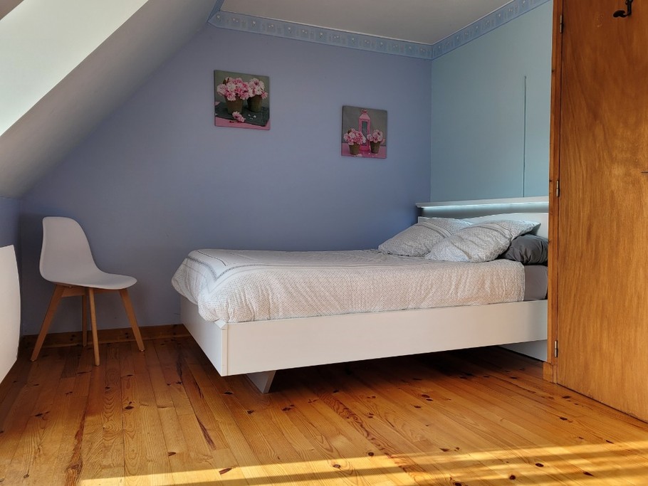 Le Coz, location, Pointe de la Tour, Plouha, Clévacances, l'une des deux chambres de l'étage avec lit double