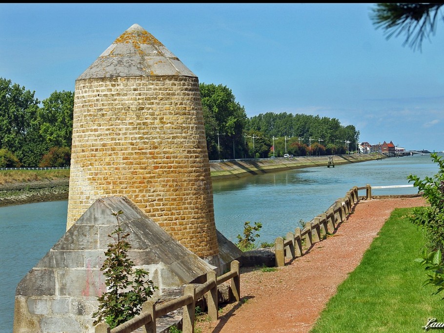 A la sortie des remparts, direction le chenal puis la mer. Tout cela, à pieds ou à vélo.