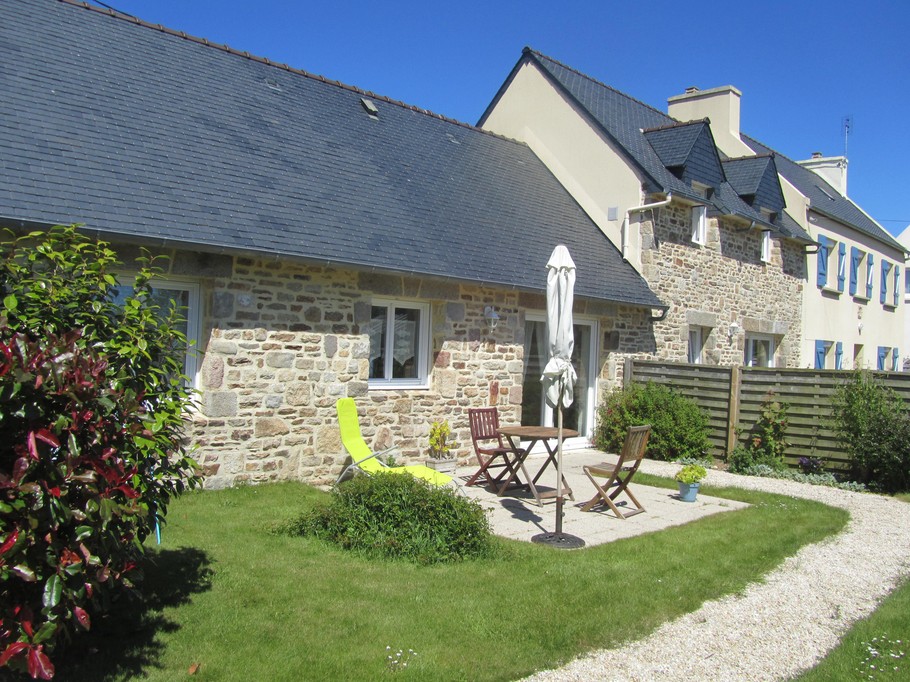 Jardin clos plein-sud : salon de jardin, barbecue, parasol...